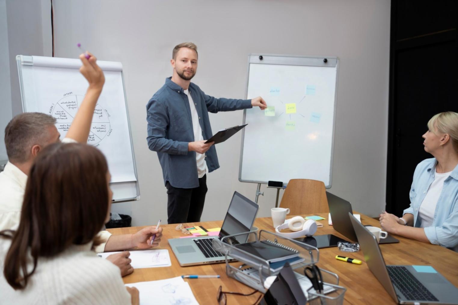 Ambiente de aprendizagem colaborativo com discussão sobre estratégias de investimento
